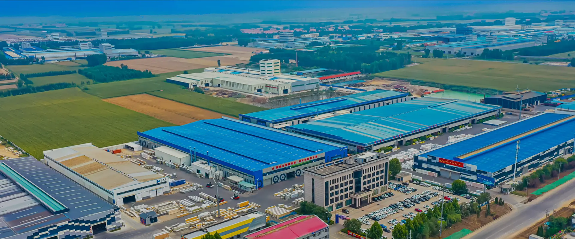 РУКОВОДСТВО В ИНСУЛЬТИРОВАННЫХ ПАНЕЛЕХ И
ПРЕМИУМ СТРОИТЕЛЬНЫЕ МАТЕРИАЛЫ