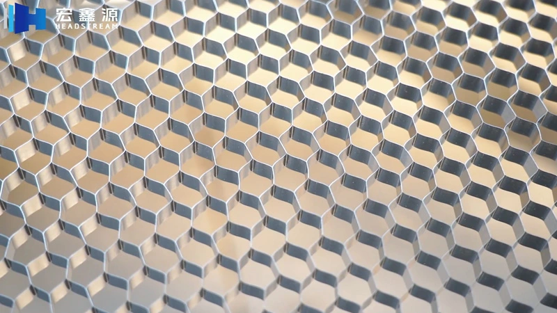 Бионическое приложение-металлическая сотовая панель