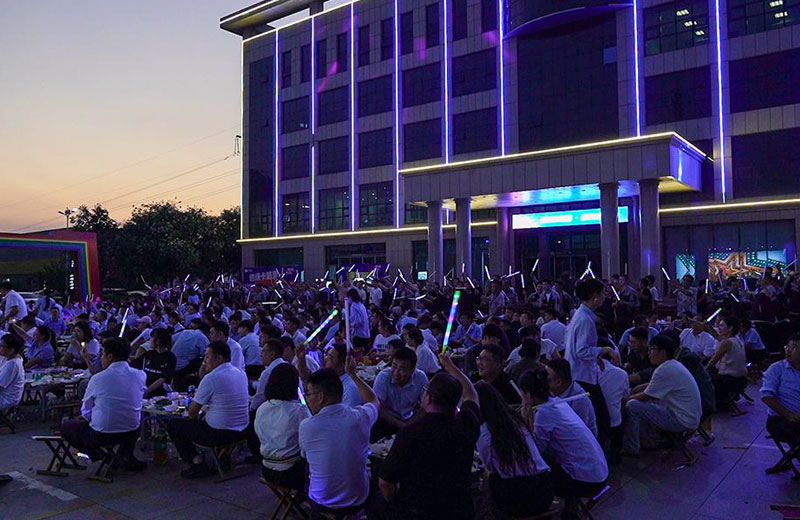 Молодежь в полном цвету, Смелый в действии | HEADSTREAM Summer BBQ Party воспламеняется со страсти!