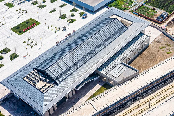 Металлические кровельные системы построены, чтобы выдерживать «экстремальный жар и проливные дожди»