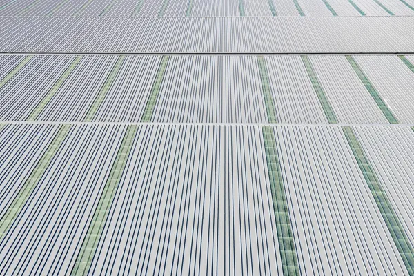 Разница между сэндвич-панелью PUF и традиционной кровелью